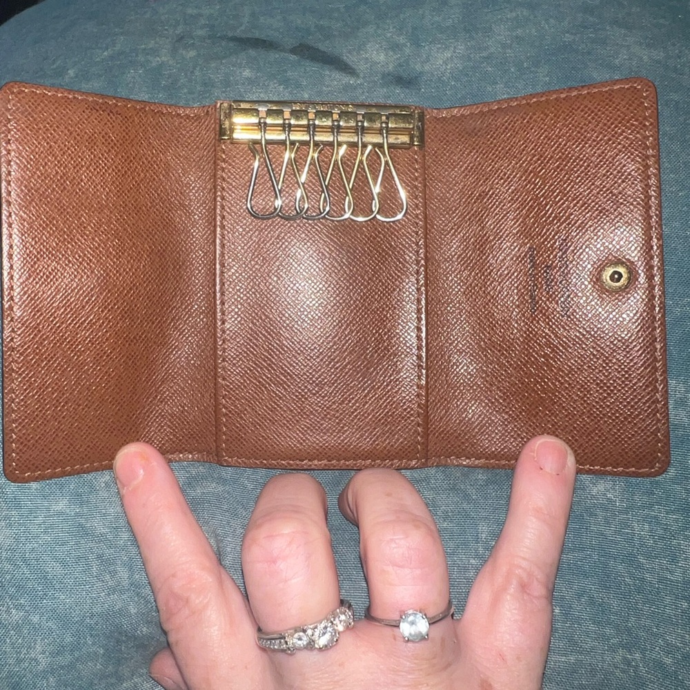 Authentic 2006 LOUIS VUITTON 6 Key Holder in Monogram LV - Picture 5 of 9